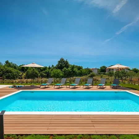 Villa In Istra With Heated Pool