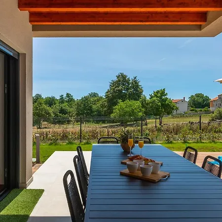 Villa In Istra With Heated Pool
