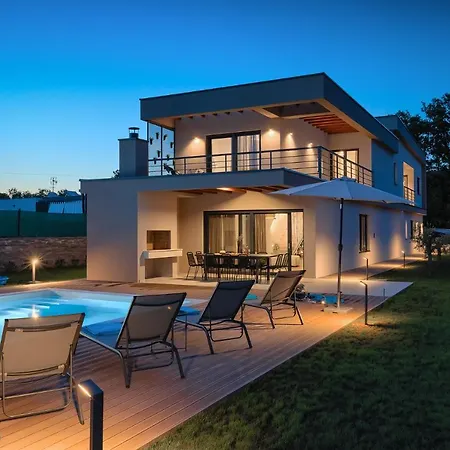 Villa In Istra With Heated Pool *